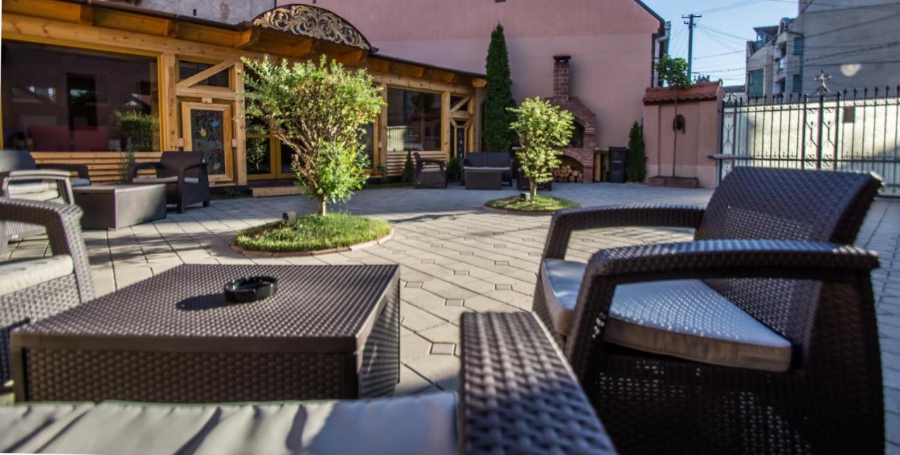 Noblesse Boutique Resort Sibiu Buitenkant foto The courtyard of the hotel