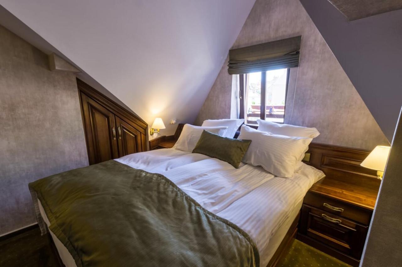Noblesse Boutique Resort Sibiu Buitenkant foto A bedroom at the hotel