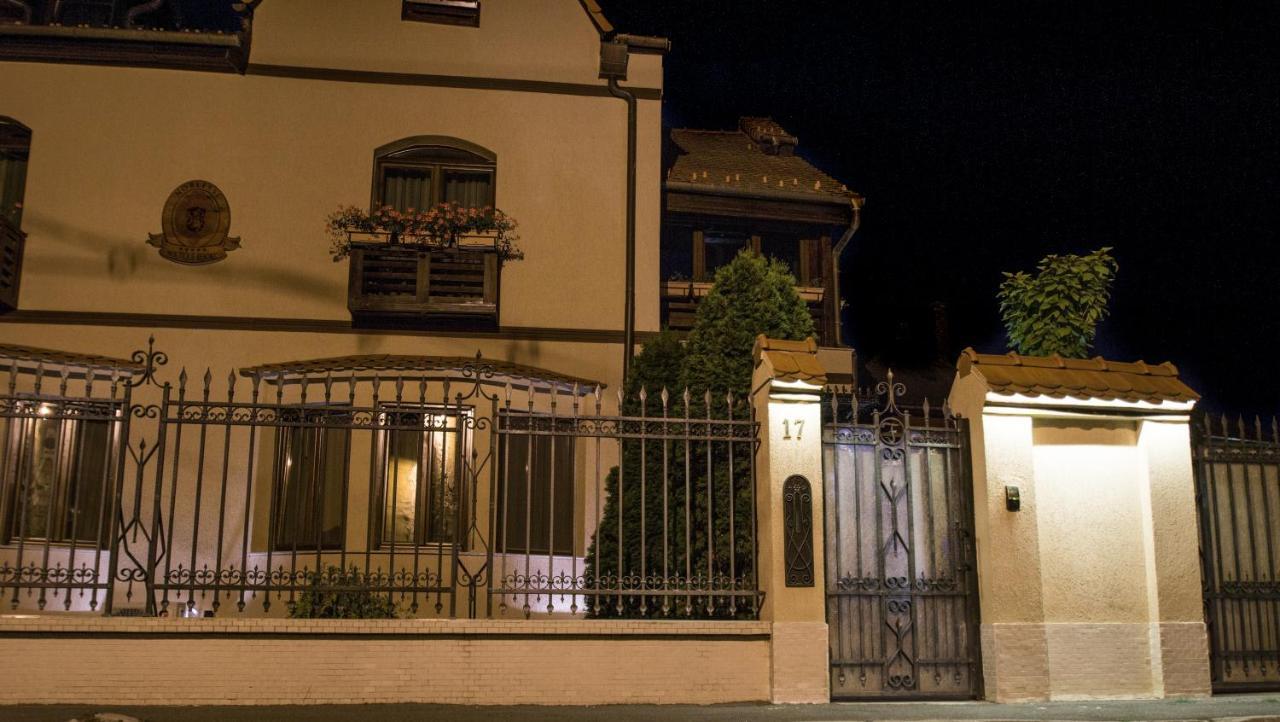 Noblesse Boutique Resort Sibiu Buitenkant foto A typical house in the city