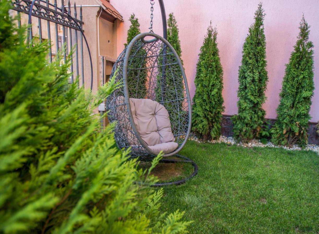 Noblesse Boutique Resort Sibiu Buitenkant foto A hanging chair