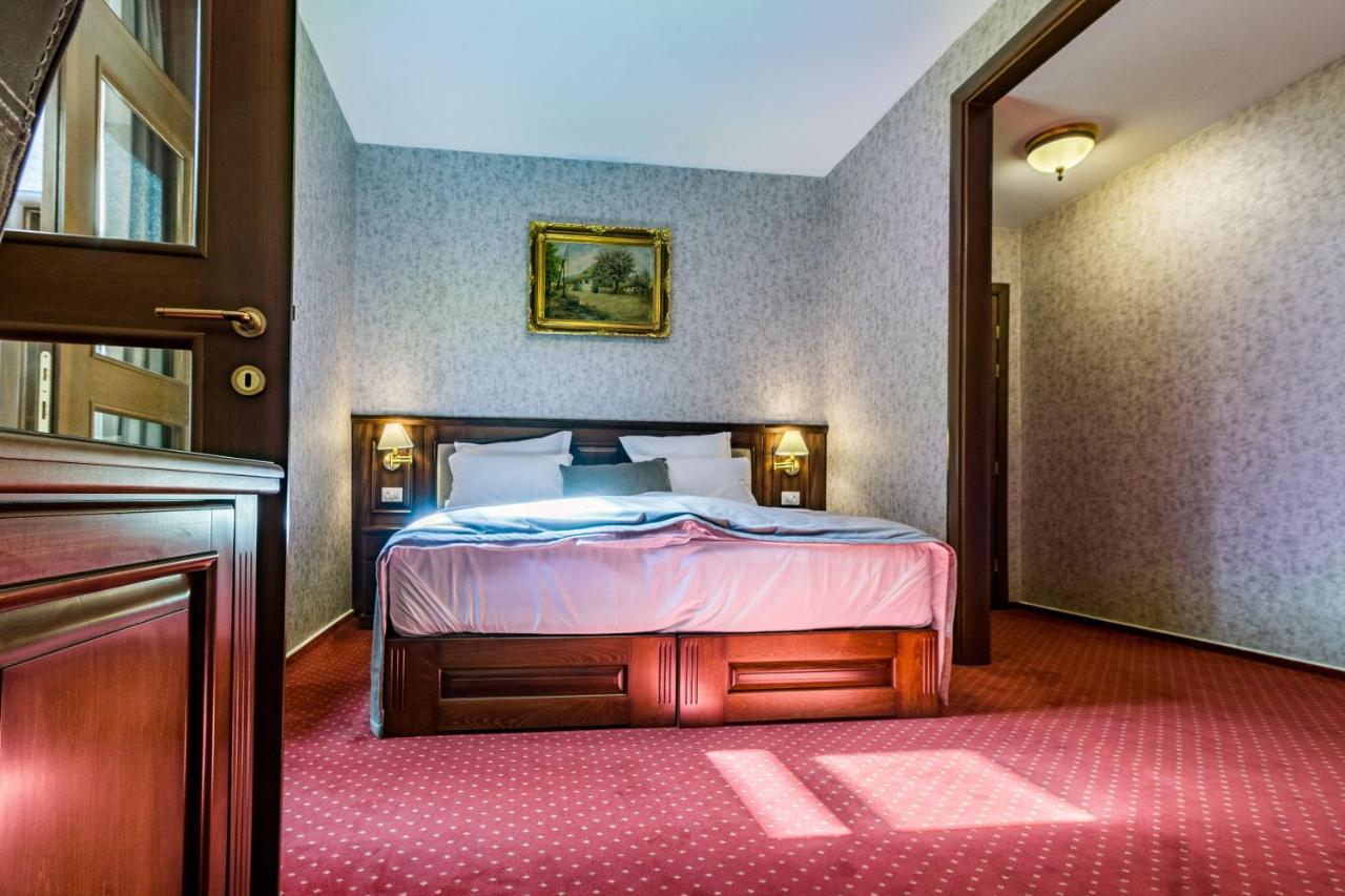Noblesse Boutique Resort Sibiu Buitenkant foto A room at the hotel
