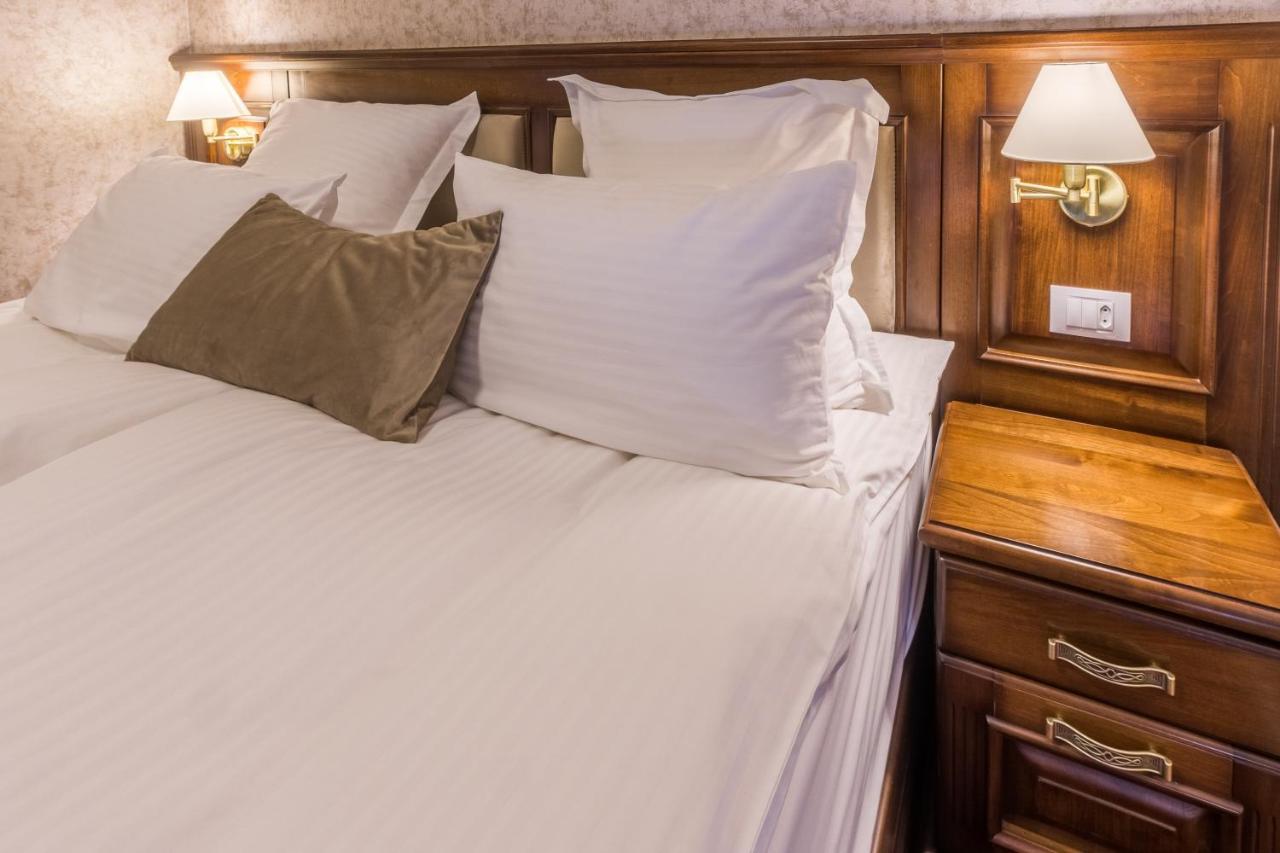 Noblesse Boutique Resort Sibiu Buitenkant foto A bed with a headboard
