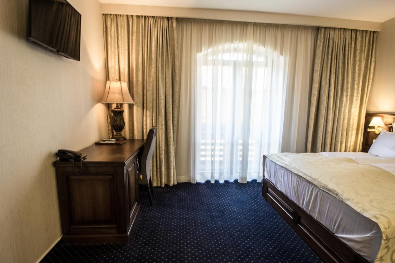 Noblesse Boutique Resort Sibiu Buitenkant foto A room at the hotel