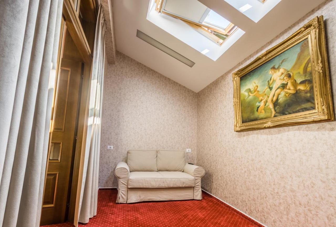 Noblesse Boutique Resort Sibiu Buitenkant foto A room at the hotel