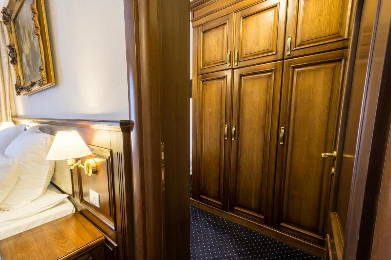 Noblesse Boutique Resort Sibiu Buitenkant foto A wardrobe