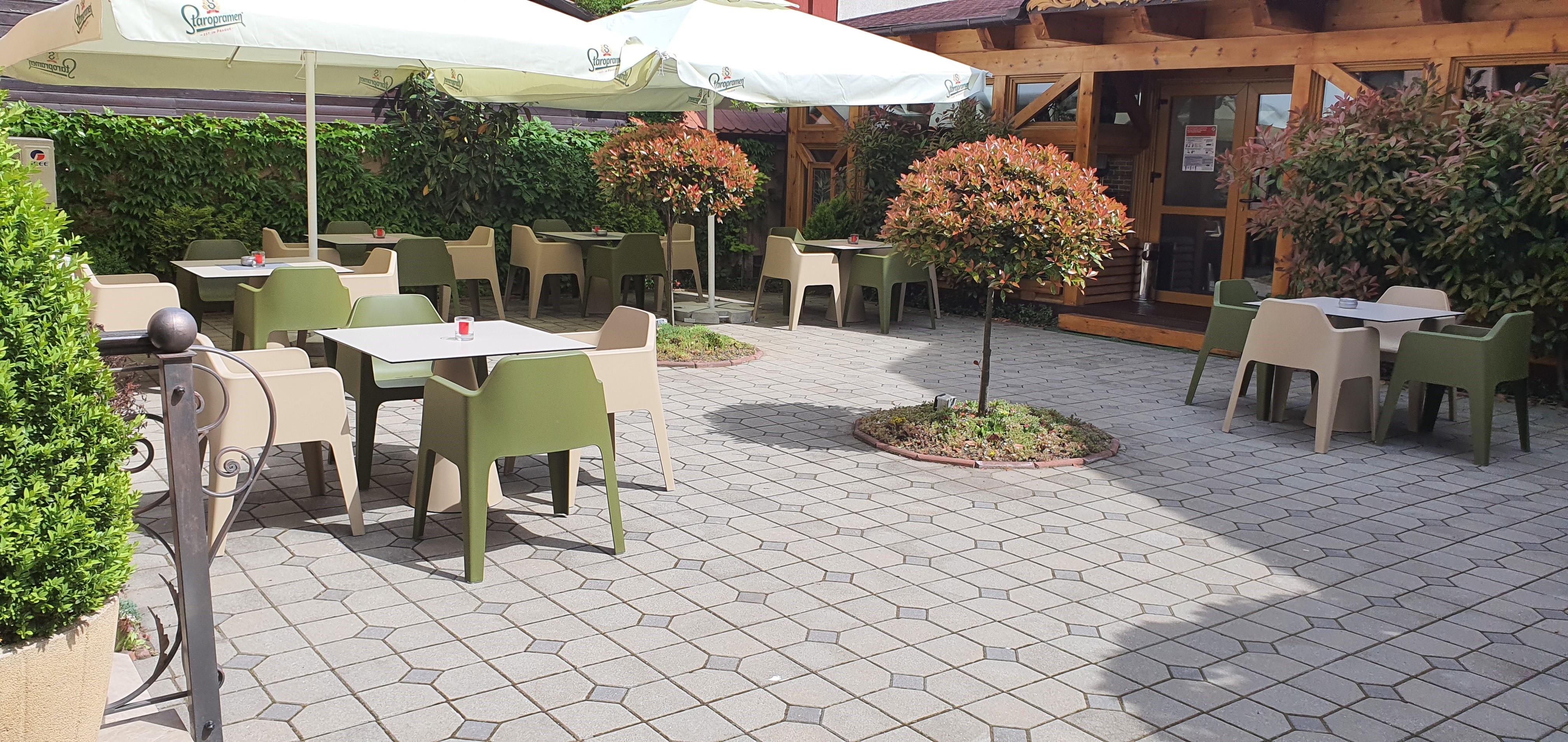 Noblesse Boutique Resort Sibiu Buitenkant foto A patio with a paving pattern