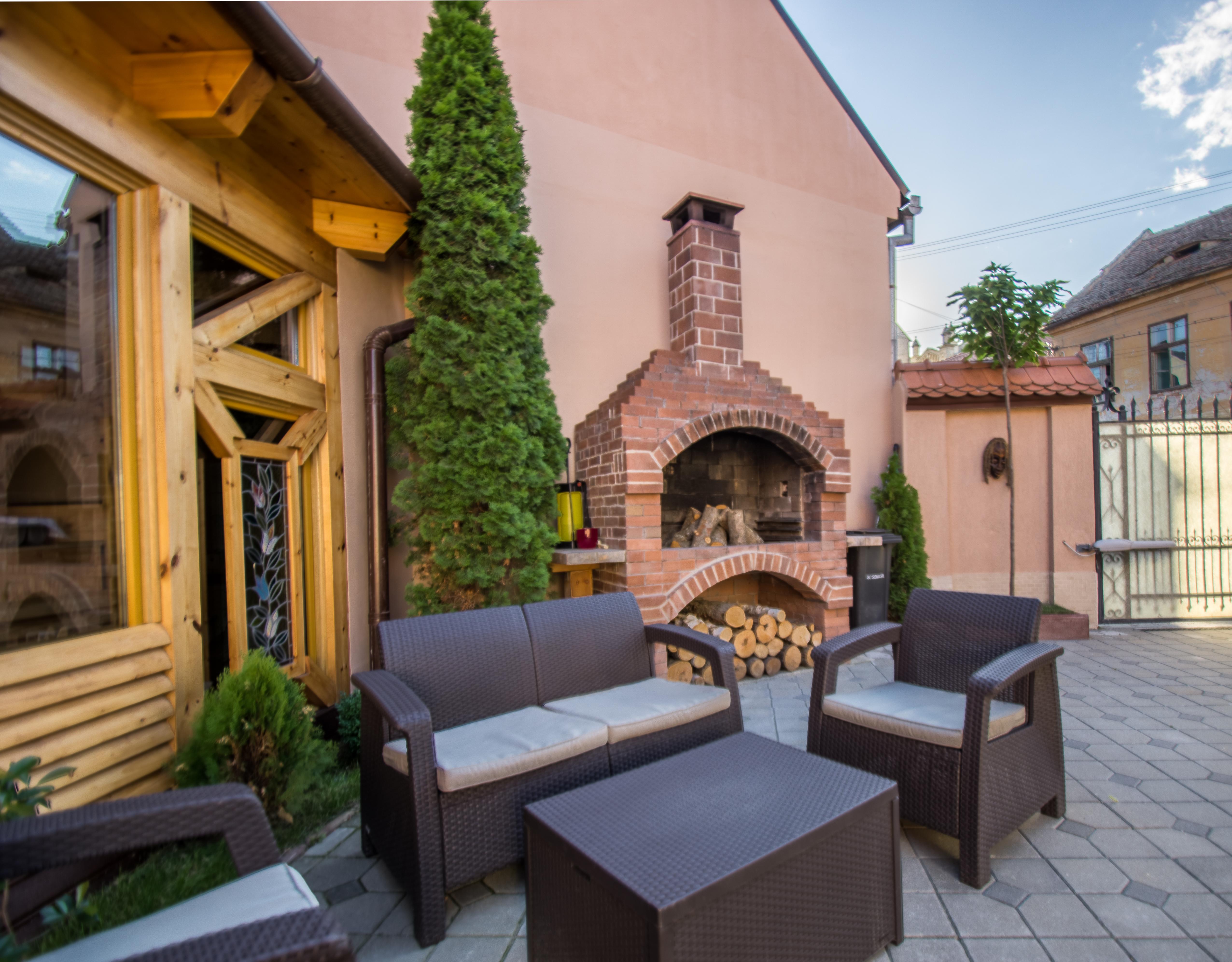 Noblesse Boutique Resort Sibiu Buitenkant foto The courtyard of the restaurant