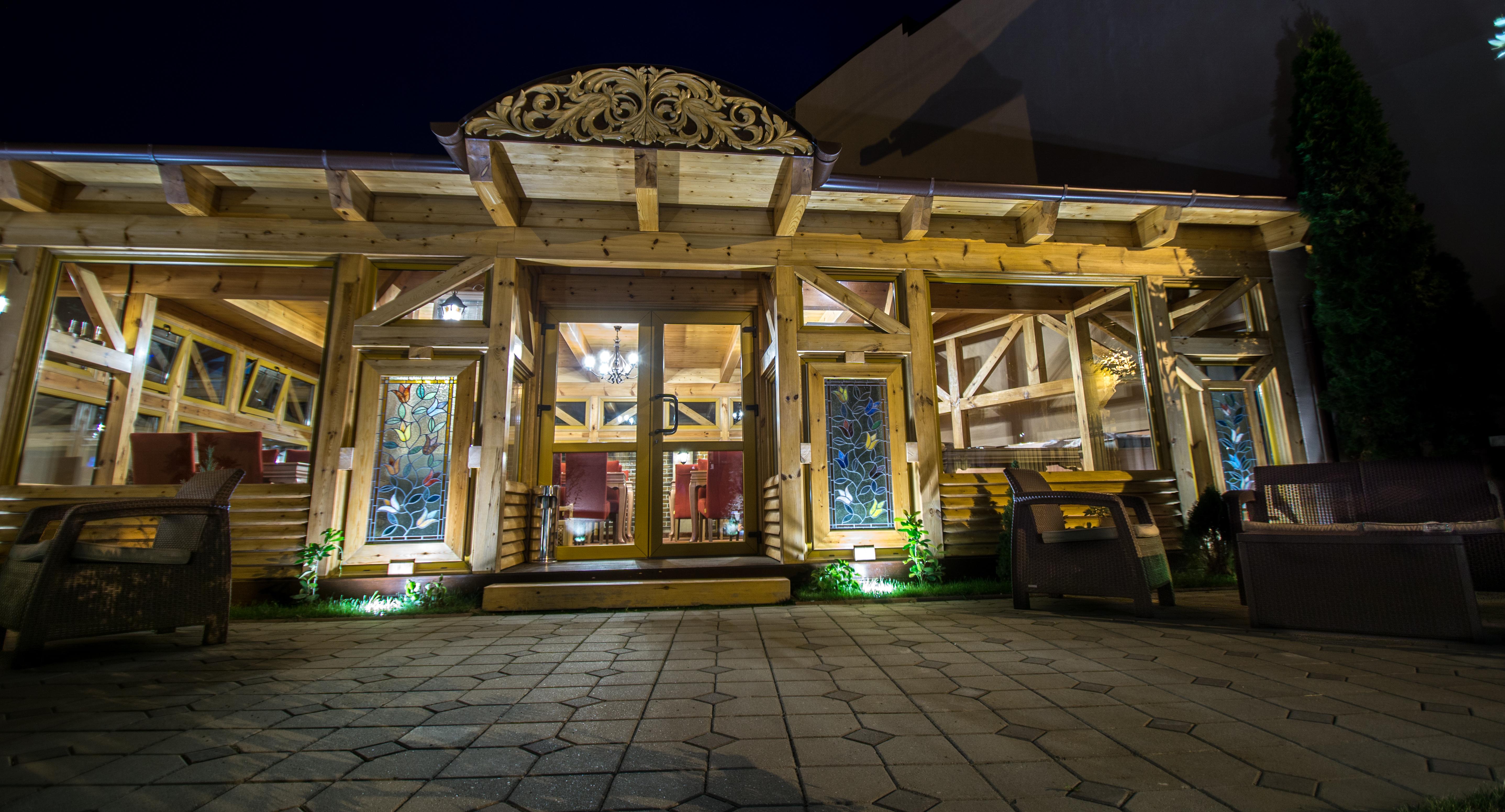Noblesse Boutique Resort Sibiu Buitenkant foto The temple at night