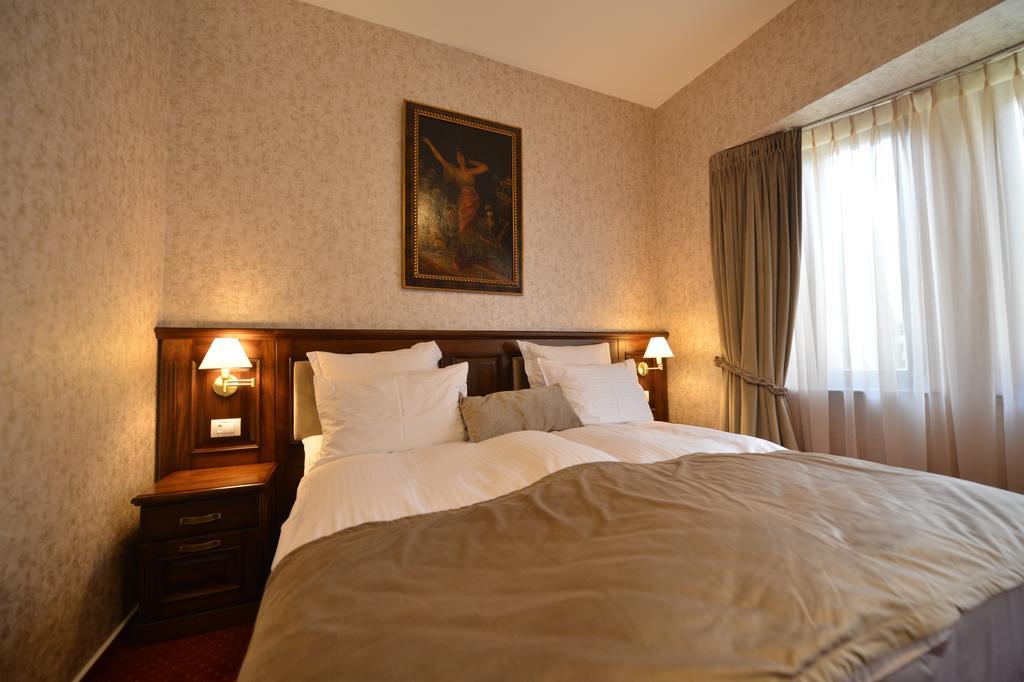 Noblesse Boutique Resort Sibiu Buitenkant foto A room at the hotel