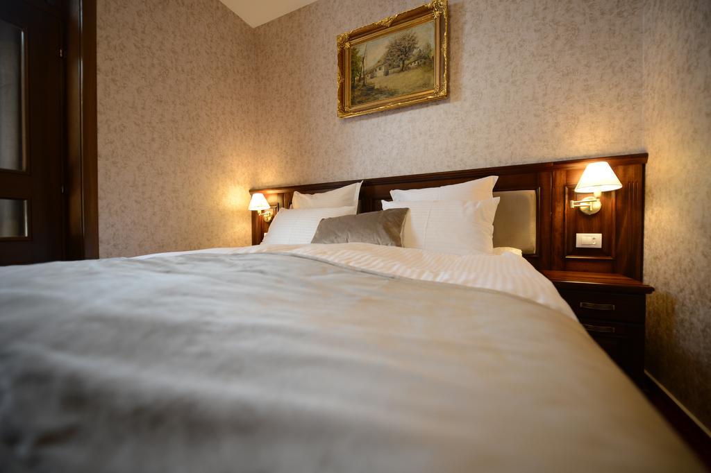 Noblesse Boutique Resort Sibiu Buitenkant foto A bed