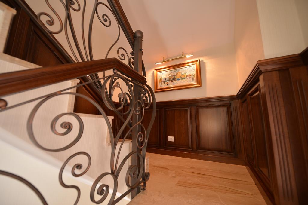 Noblesse Boutique Resort Sibiu Buitenkant foto Wainscoting in a home