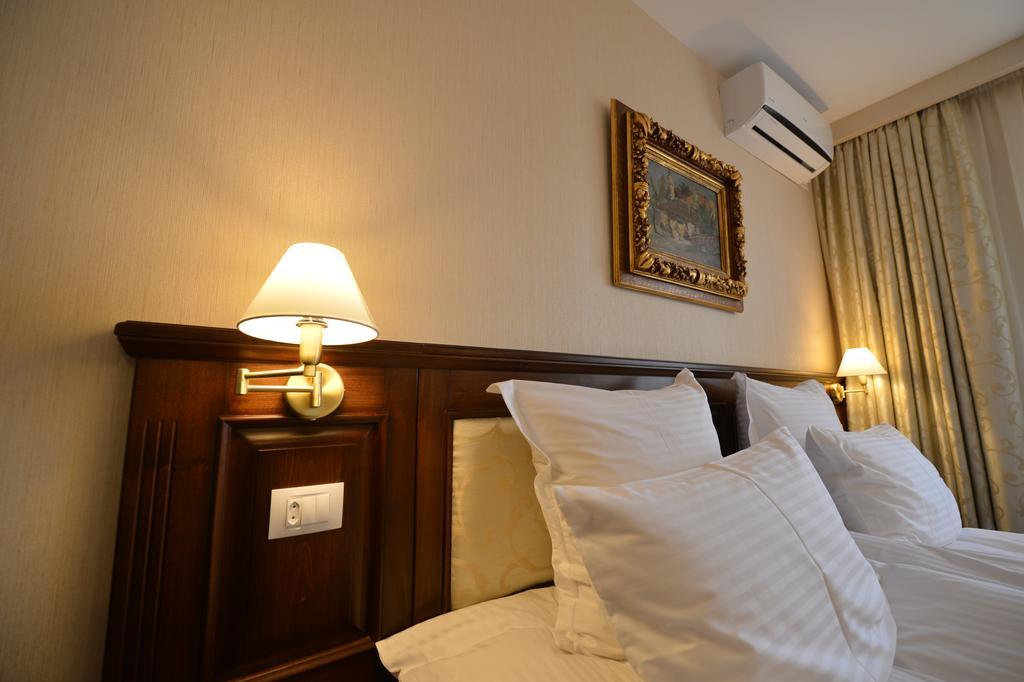 Noblesse Boutique Resort Sibiu Buitenkant foto A room at the hotel