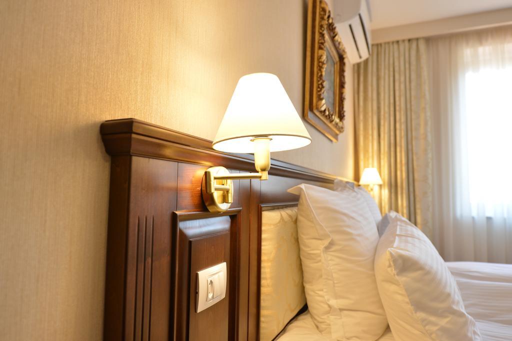 Noblesse Boutique Resort Sibiu Buitenkant foto Wall-mounted bedside lights