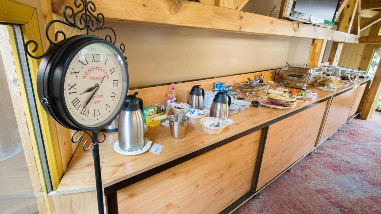 Noblesse Boutique Resort Sibiu Buitenkant foto The self-help breakfast buffet at the station