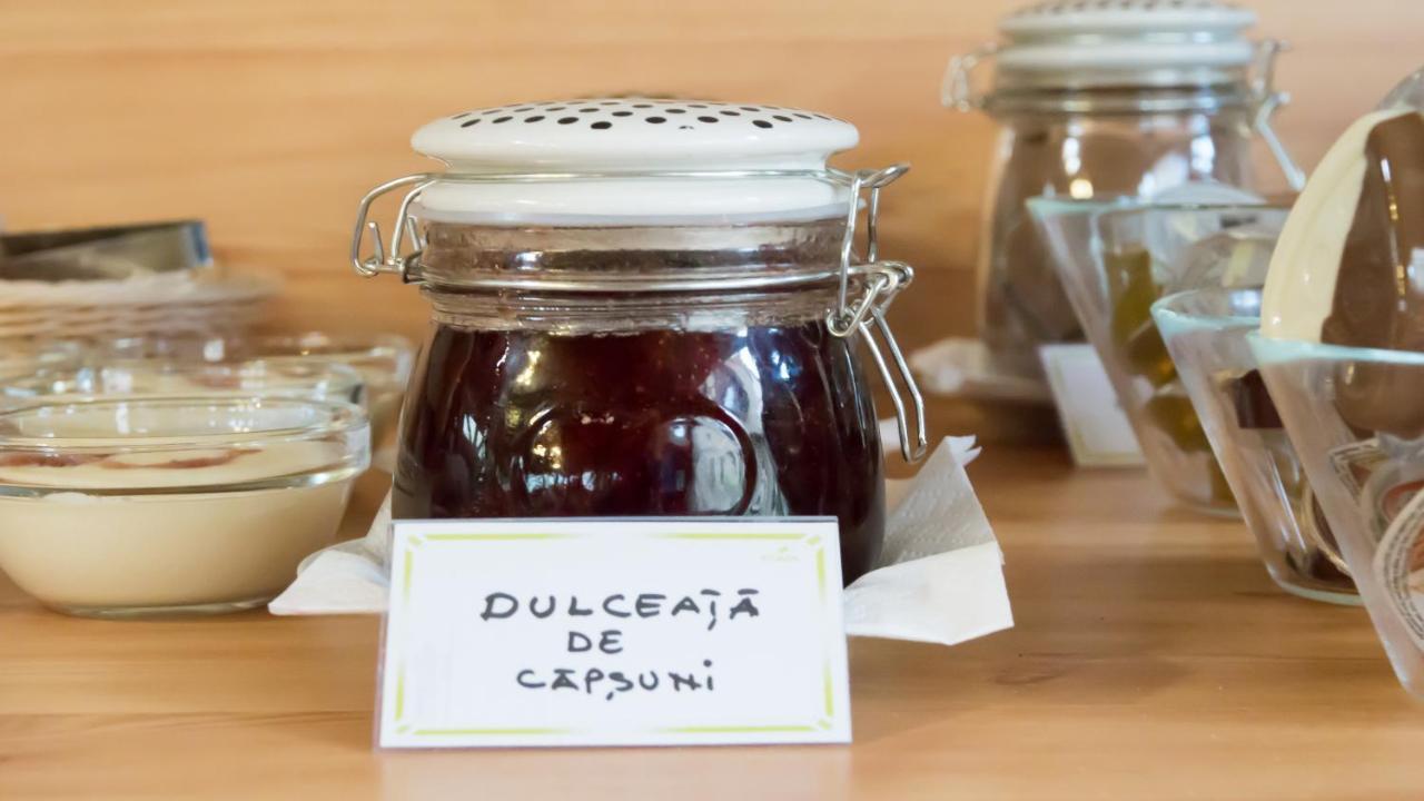 Noblesse Boutique Resort Sibiu Buitenkant foto A jar of capsună